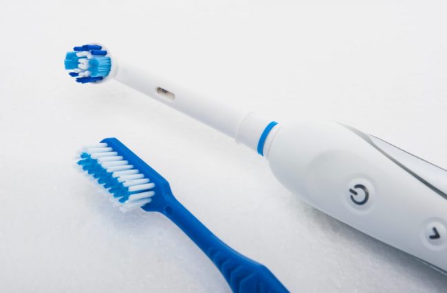 Conheça as vantagens e desvantagens que uma escova elétrica pode trazer na sua escovação