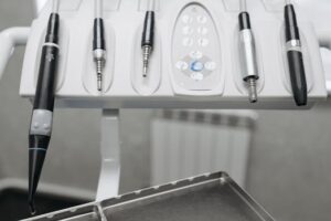 É possível fazer implante dentário após a extração? Confira!